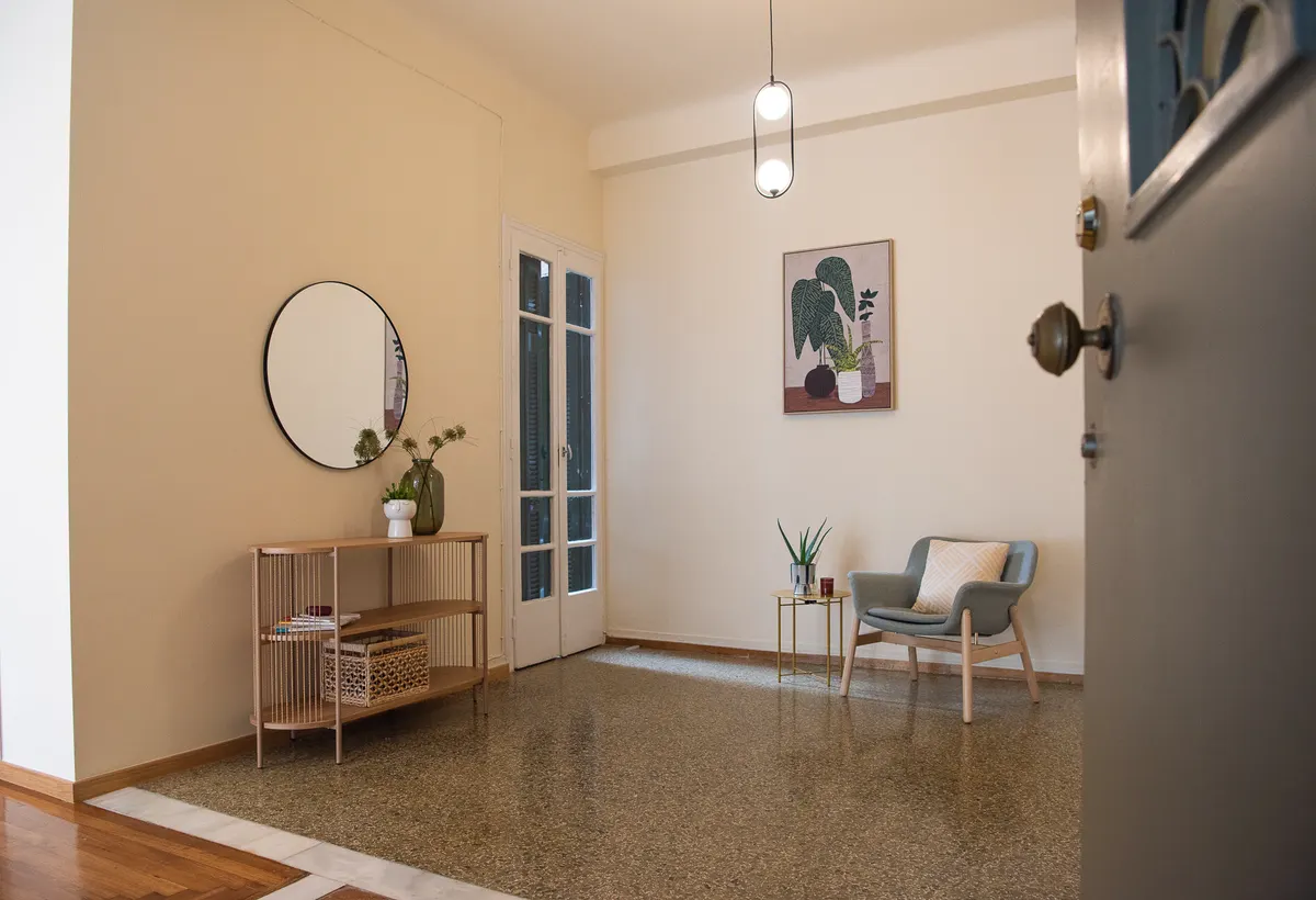Ο φωτεινός διάδρομος υποδοχής του γραφείου