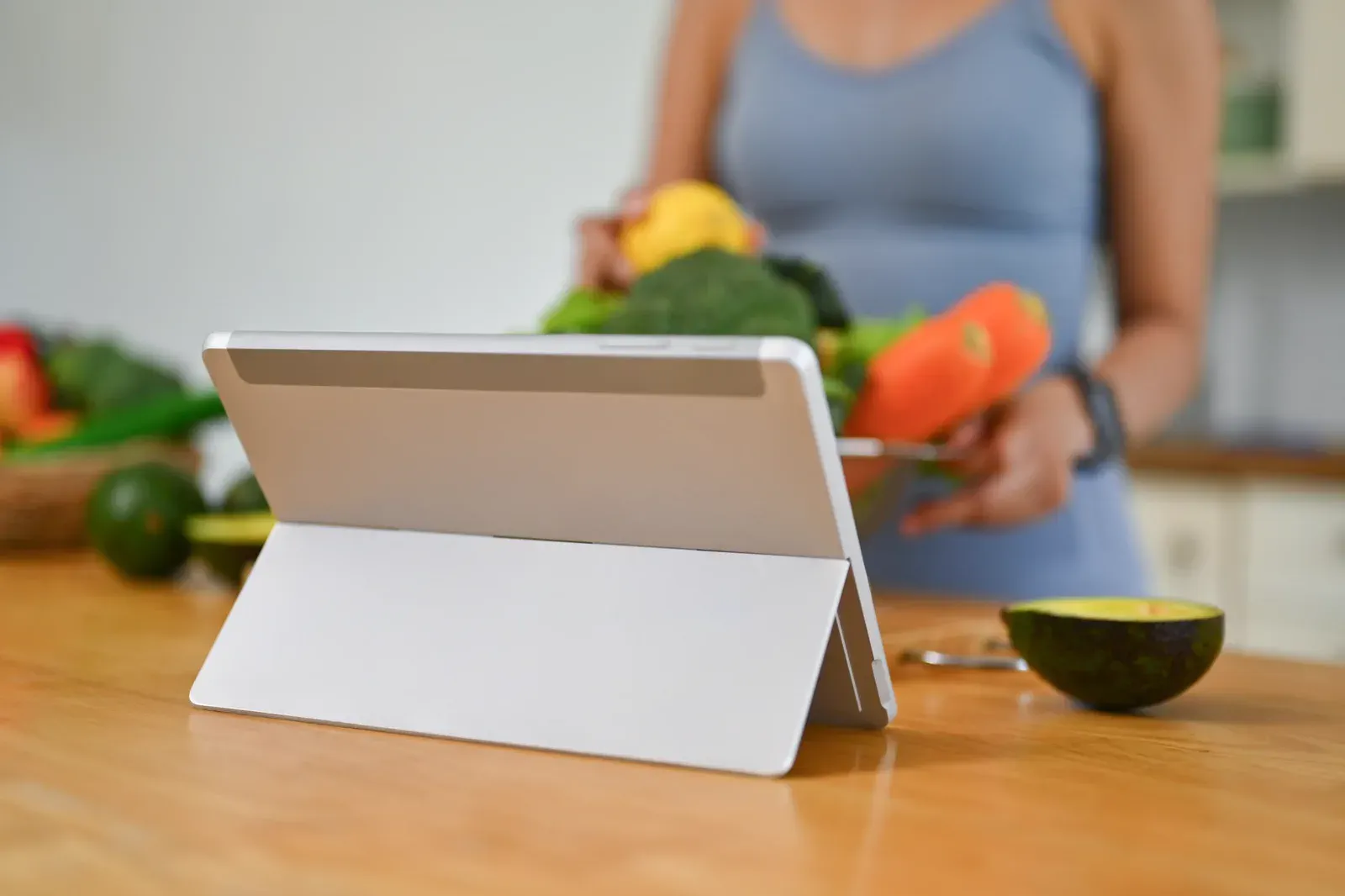 Tablet πάνω σε πάγκο κουζίνας με λαχανικά και αβοκάντο