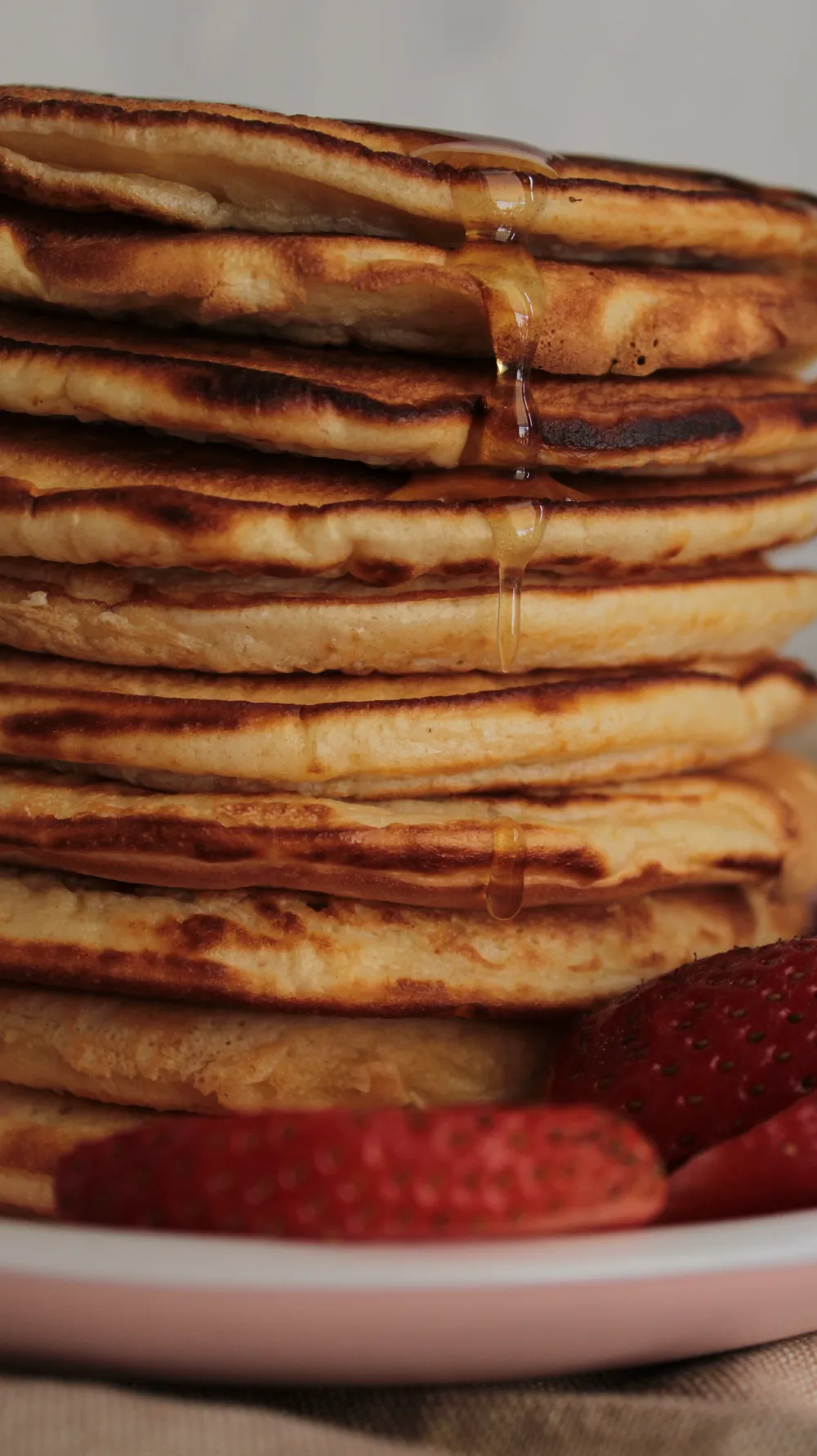Στοίβα από pancakes με φράουλες